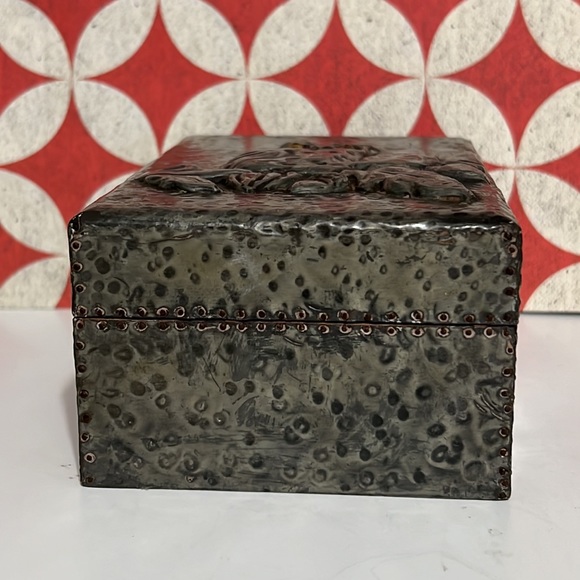 Vintage owl hinged metal embossed keepsake box wood interior - Picture 3 of 10